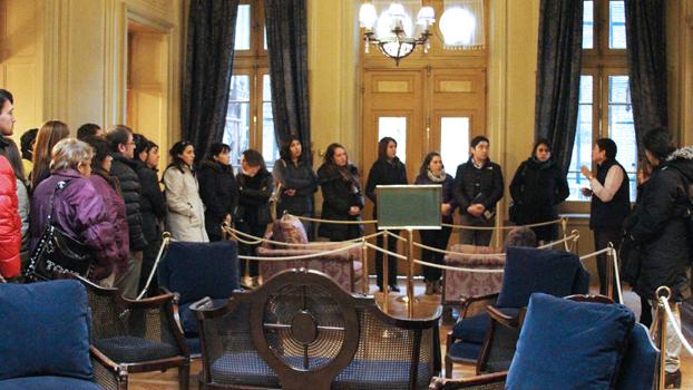 Participantes de la actividad en los Salones de Época del museo