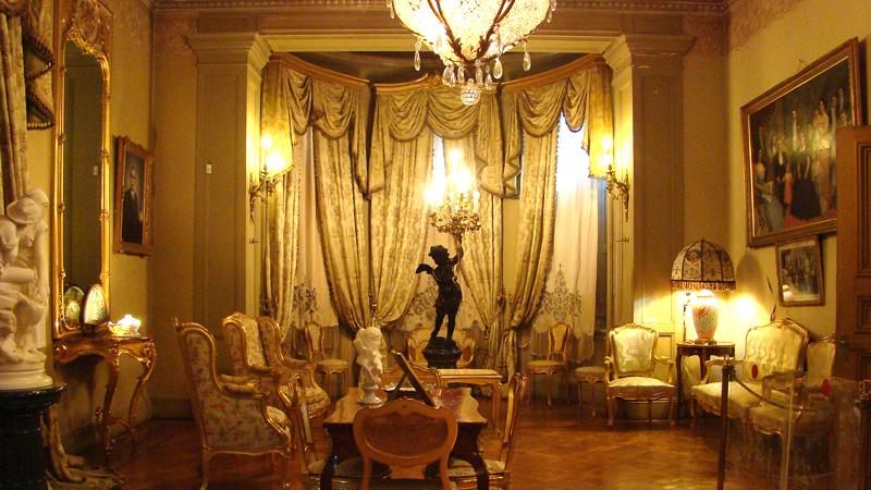 Salón Dorado con su mobiliario, lampase y esculturas en mármol