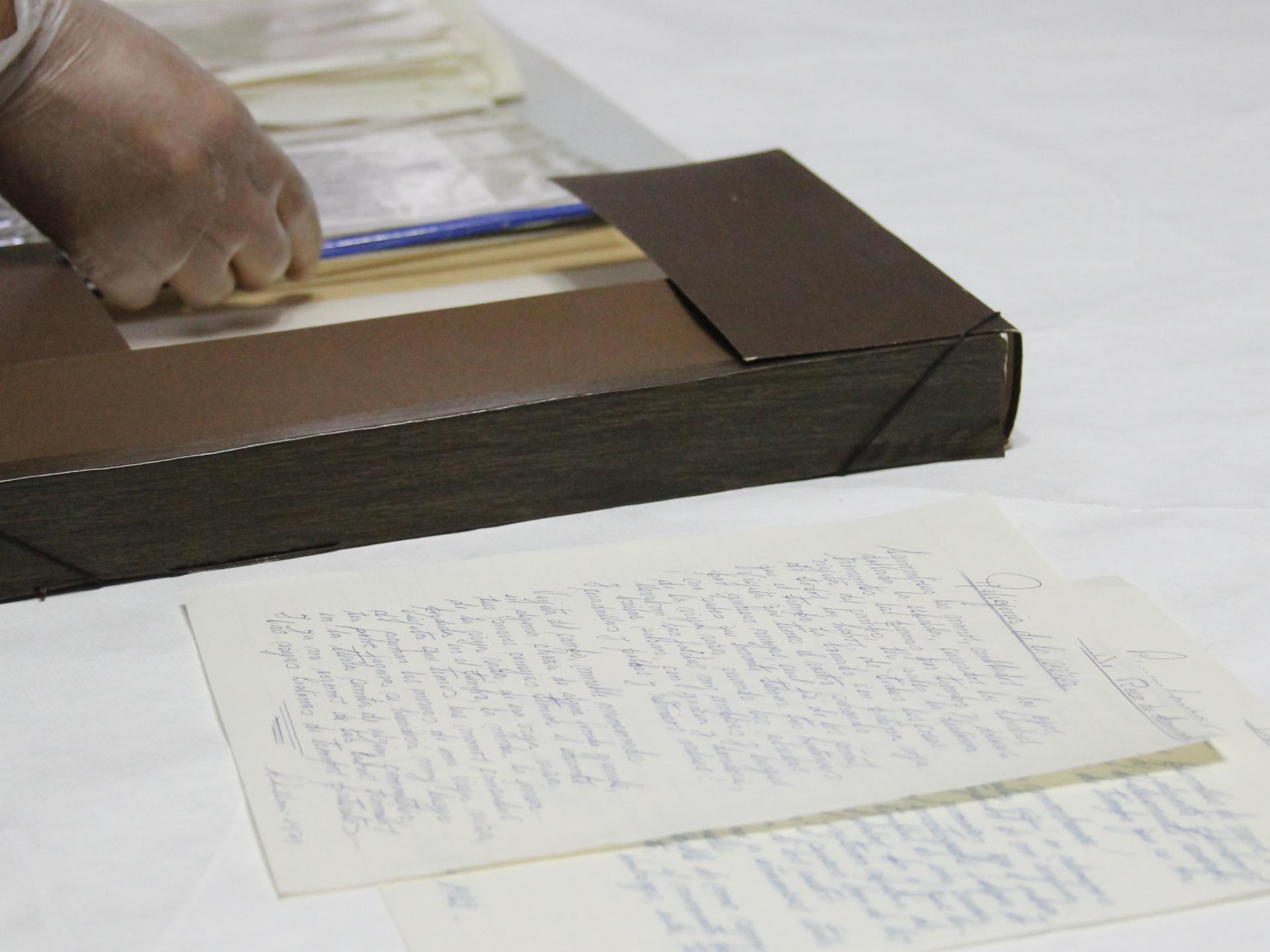 Revisión de las carpetas de mujeres presentes en el Archivo del Escritor de la SECH filial Magallanes