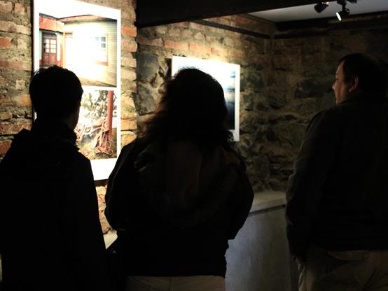 Exposición fotográfica en el subterráneo del Museo