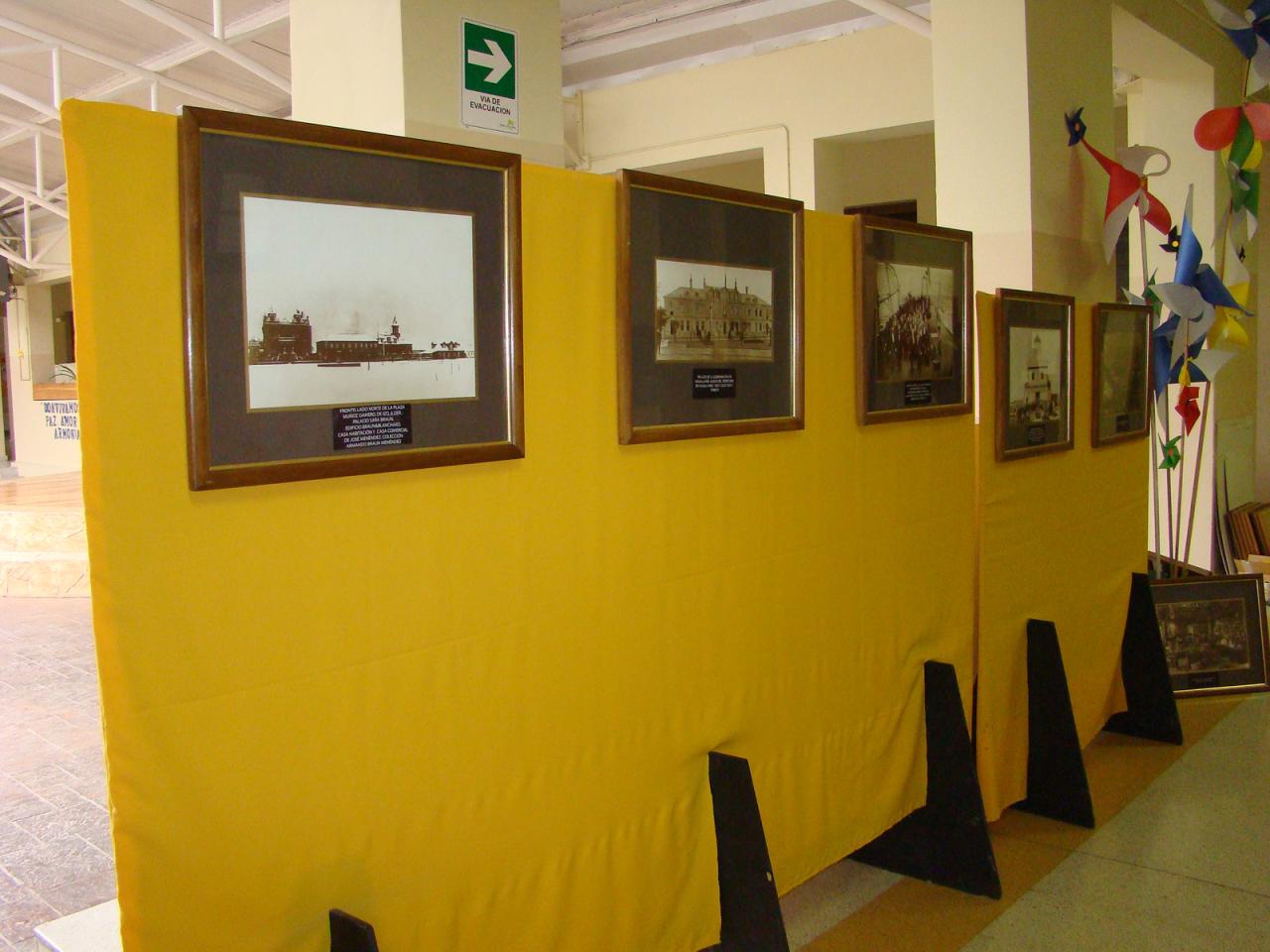 Montaje en hall central en liceo Luis Alberto Barrera.