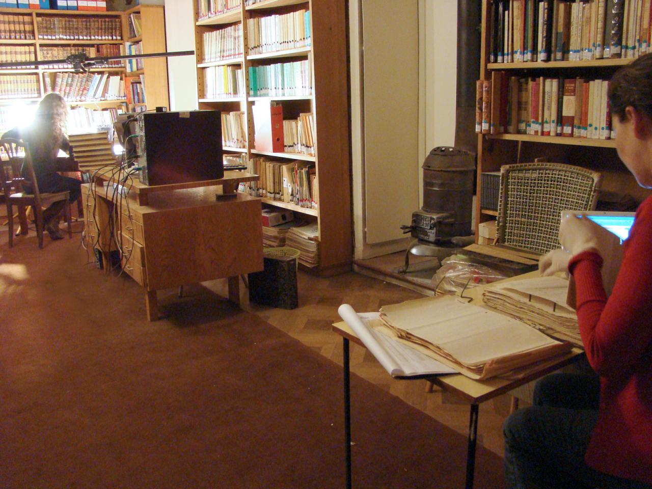 Profesionales trabajando en la biblioteca del museo
