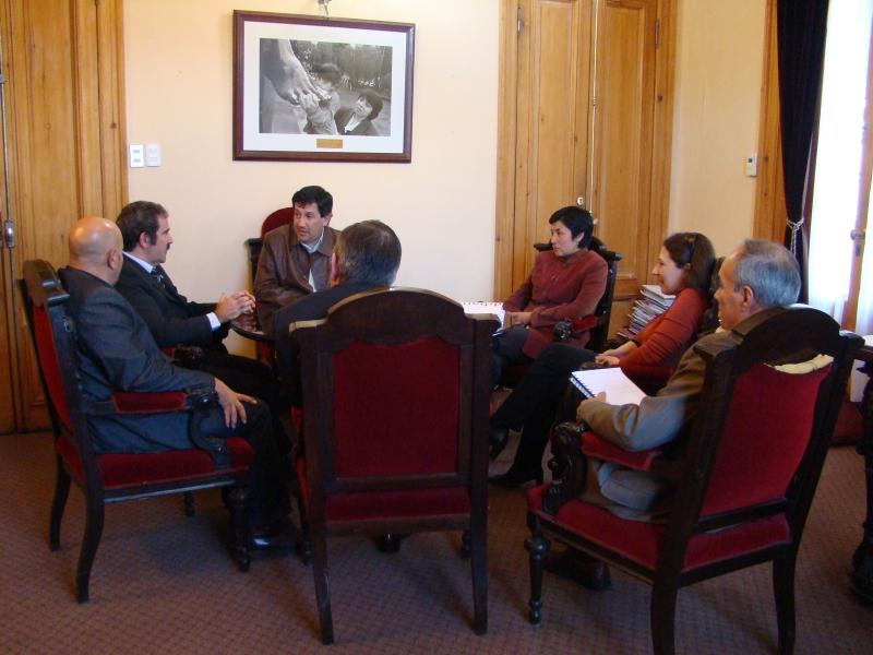 Reunión de trabajo en oficina del Alcalde electo de Punta Arenas, Emilio Bocazzi