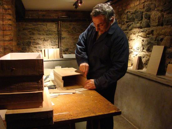 Personal del museo realizando contenedores de conservación para documentos