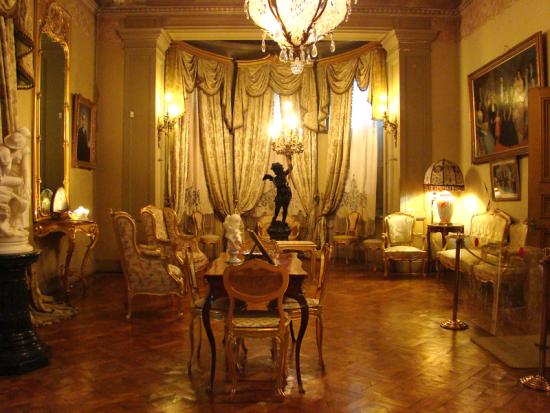 Salón Dorado con su mobiliario, lampase y esculturas en mármol