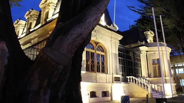 Vista exterior nocturna del museo