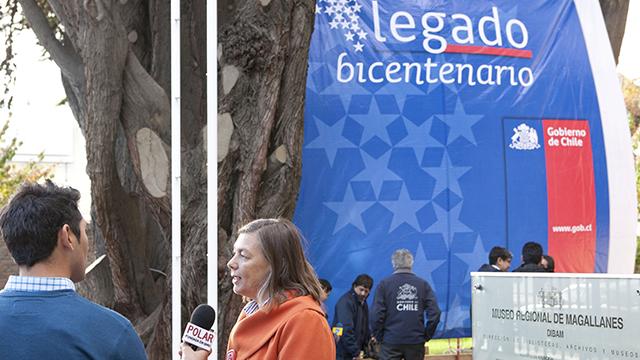 Funcionaria Pública hablando con la prensa sobre la actividad