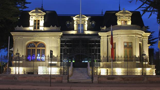 Vista exterior nocturna del museo