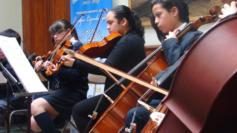 Grupo de jóvenes interpretes con sus instrumentos de cuerda