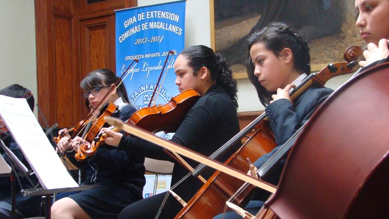 Integrantes del conjunto de cuerdas de la Fundación