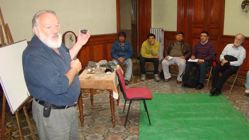 Doctor Luis Felipe Bate dictando taller