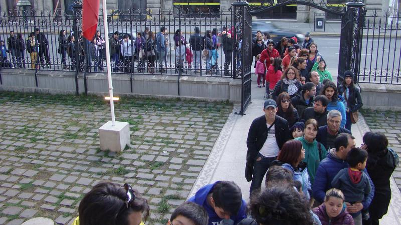 Personas accediendo al museo en el DPC