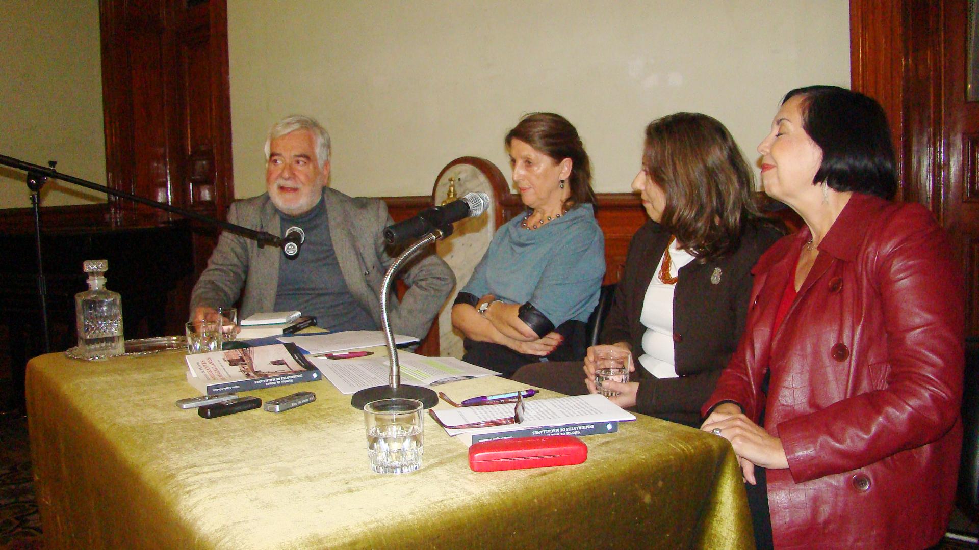 Periodista Gloria Ángelo Mladinic presentando su libro.