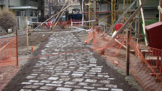 Instalación de adoquines en el parque del museo