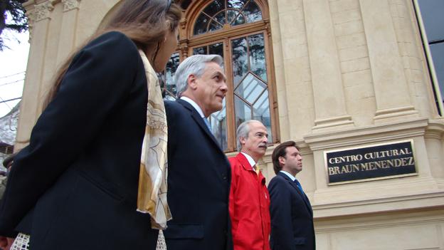 Autoridades acompañando al Presidente de la república en visita al museo