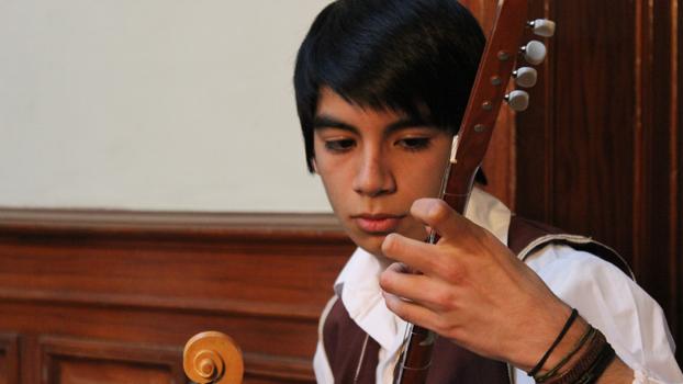 Joven interprete de la Casa Azul del Arte