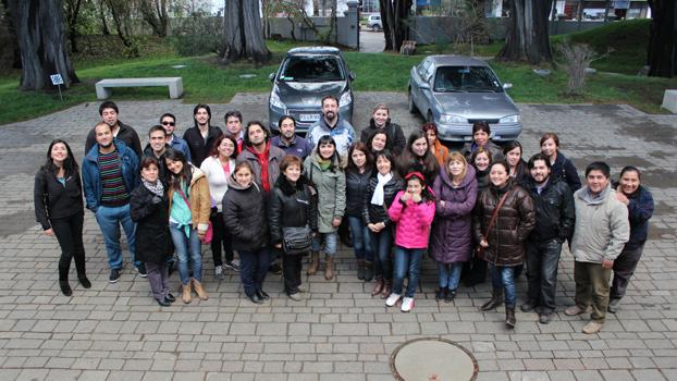 Participantes de la actividad en el exterior del museo