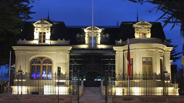 Vista exterior nocturna del museo