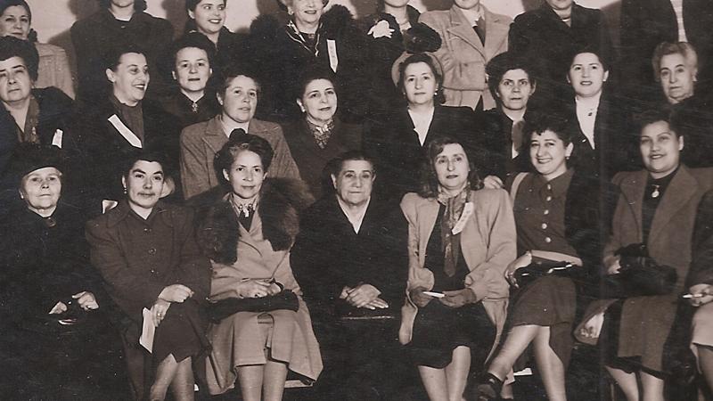 17 de agosto de 1948. Laura Rodig sentada en primera fila en reunión del Movimiento Pro Emancipación de la Mujer Chilena. Fondo Olga Poblete. Archivo Mujeres y Géneros – ANH.