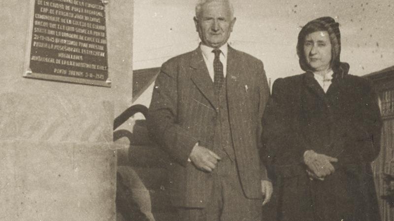 Fotografía tomada en Magallanes. De pie junto a Esteban Scarpa. Colección Museo Regional de Magallanes. Laura Rodig junto a Esteban Scarpa, fotografía tomada en Magallanes. Colección Museo Regional de Magallanes.