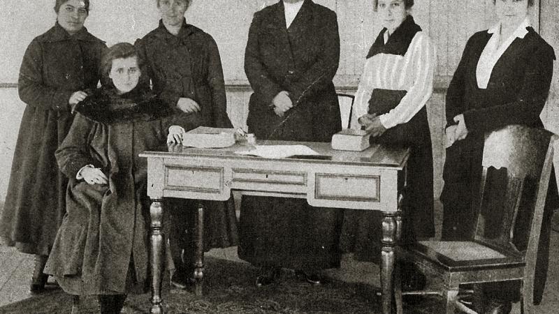 Laura Rodig (sentada) junto al resto de integrantes del cuerpo docente del Liceo de Niñas Punta Arenas. Álbum del Territorio de Magallanes. Carlos Foresti. 1920. Colección Museo Regional de Magallanes. Laura Rodig (sentada) junto al resto de integrantes del cuerpo docente del Liceo de Niñas Punta Arenas. Álbum del Territorio de Magallanes. Carlos Foresti. 1920. Colección Museo Regional de Magallanes.