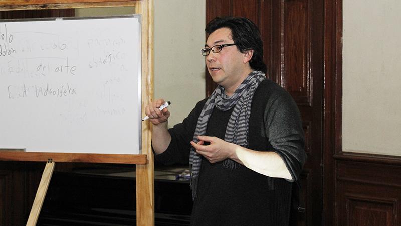 Título entre 66 y 75 caracteres (sin punto final y con mayúsculas y minúsculas) Alberto Aguilar dictando la charla