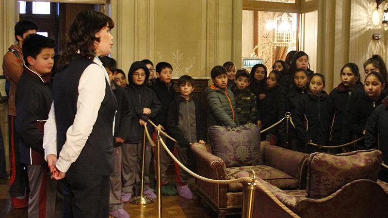 Maribille Muñoz realizando guia a los estudiantes