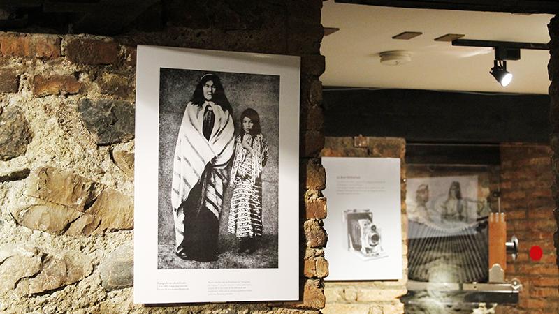 Título entre 66 y 75 caracteres (sin punto final y con mayúsculas y minúsculas) Parte de la muestra fotográfica en el piso zócalo del Museo