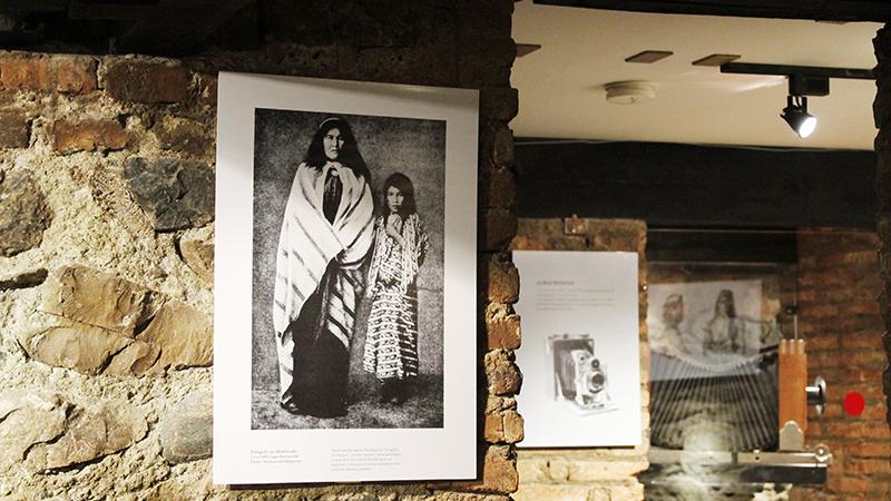 Parte de la muestra fotográfica en el piso zócalo del Museo