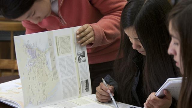 Niñas revisando libro