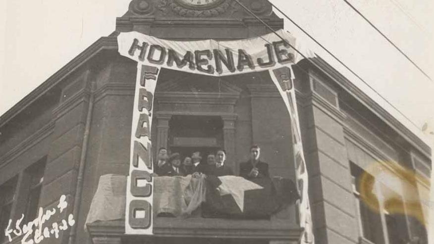 Fotografía con el avisador Franco Bianco en el balcón saludando