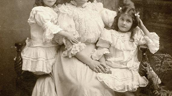 Retrato de Josefina Menéndez e hijas