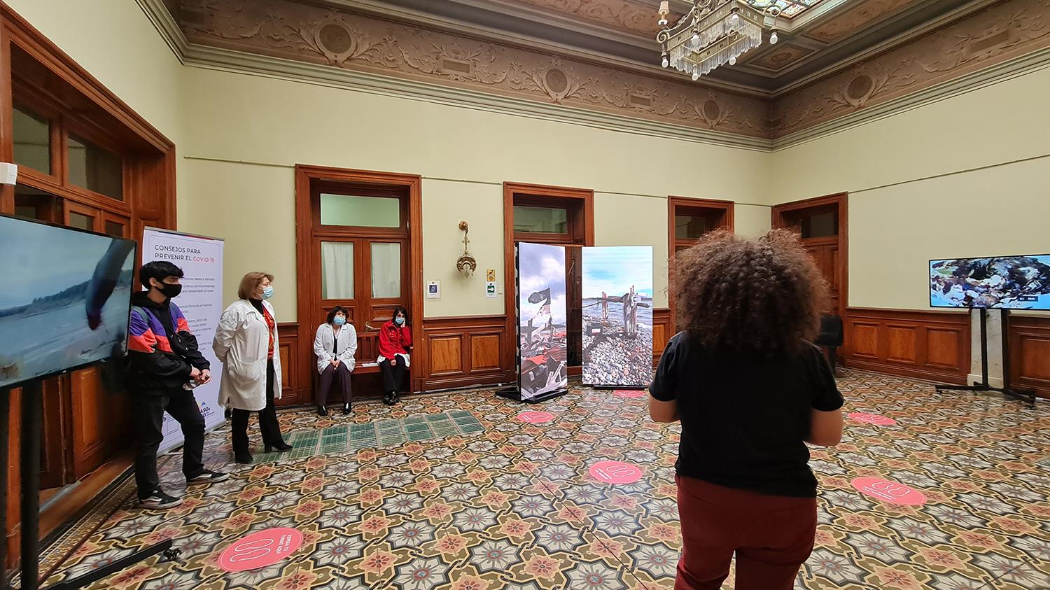 El equipo del museo recibiendo la inducción realizada por María Luisa Murillo