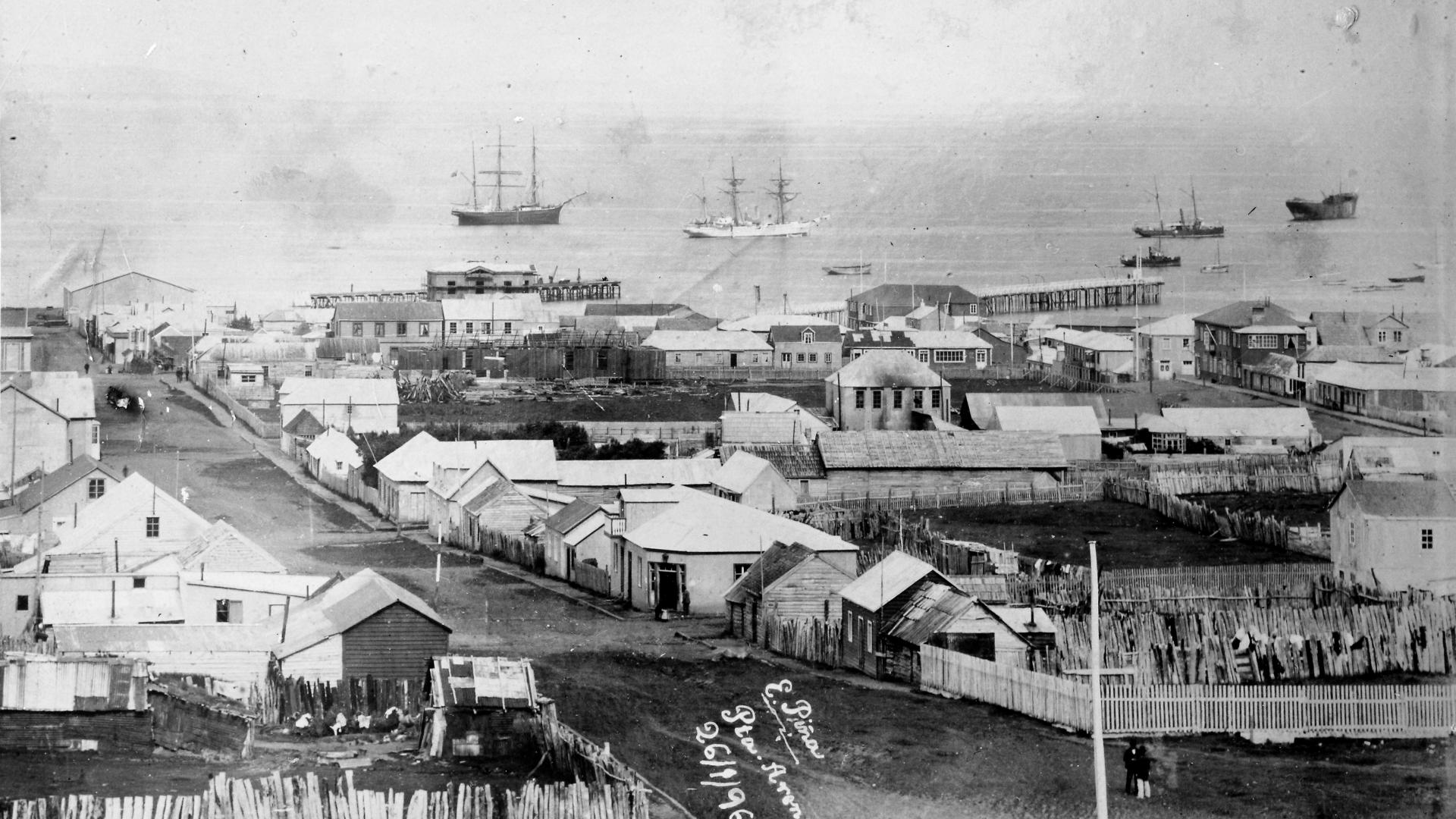 Vista de Punta Arenas desde Av Libertad (hoy Calle Chiloé) y Calle Arauco (hoy Calle Waldo Seguel)