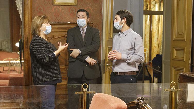 Seremi de Cultura Sr. Diego García junto con la Dra Sra. Paola Grendi y el Encargado del Área Educativa Sr Dusan Martinovic en el Dormitorio Principal.