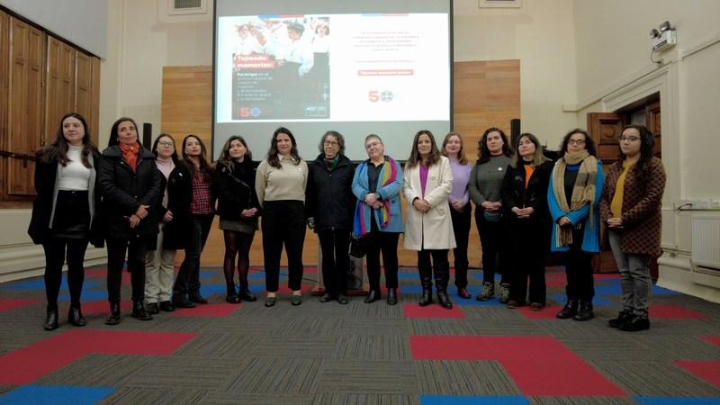 Grupo de personas posando para la foto