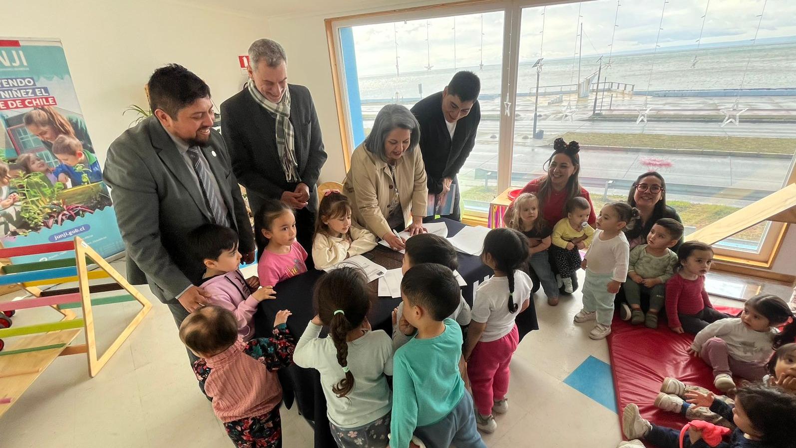 Autoridades regionales de Ministerio de las Artes, las Culturas y el Patrimonio,  Ministerio de Educación junto a Junji firman convenio de colaboración rodeados de infancias