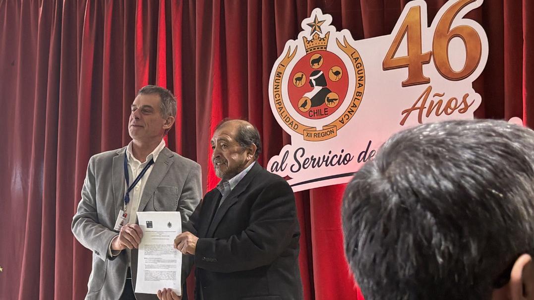 En el acto oficial de celebración de los 46 años de Laguna Blanca, el alcalde Fernando Ojeda y el director regional del Servicio Nacional del Patrimonio Cultural firmaron el convenio de colaboración el cual sostienen conjuntamente.
