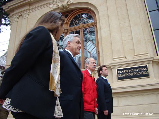 Autoridades acompañando al Presidente de la república en visita al museo