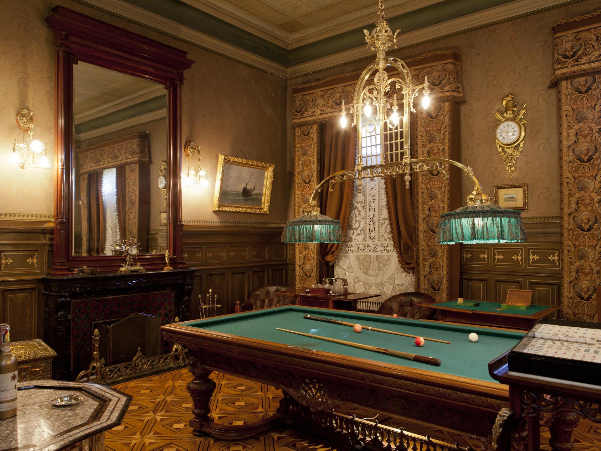 Sala de Juego o billar, predomina las maderas oscuras y los tonos café