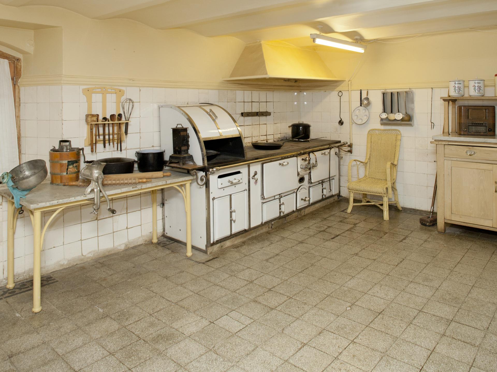 Cocina original de la casa con rostisero para pollos
