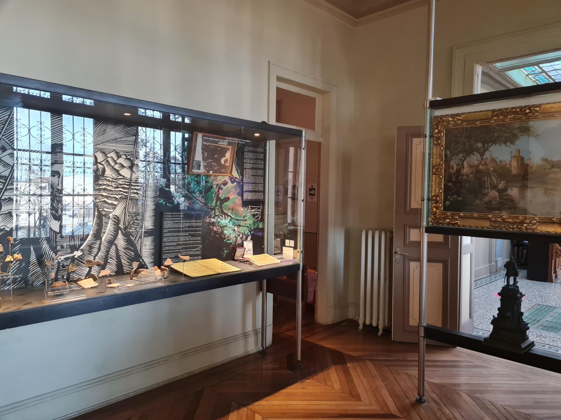 vitrina con restos encontrados en la ciudad Rey don Felipe