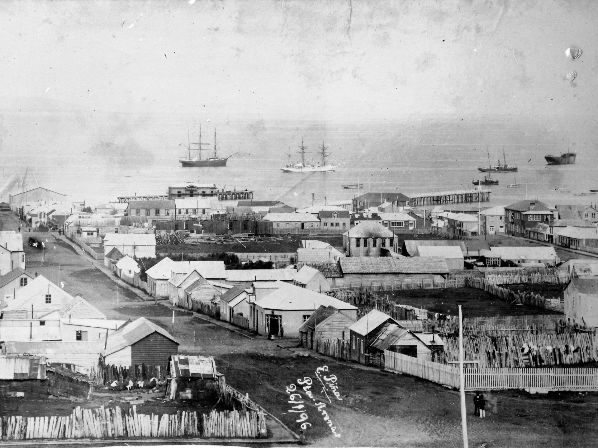 Vista de Punta Arenas desde Av Libertad (hoy Calle Chiloé) y Calle Arauco (hoy Calle Waldo Seguel)
