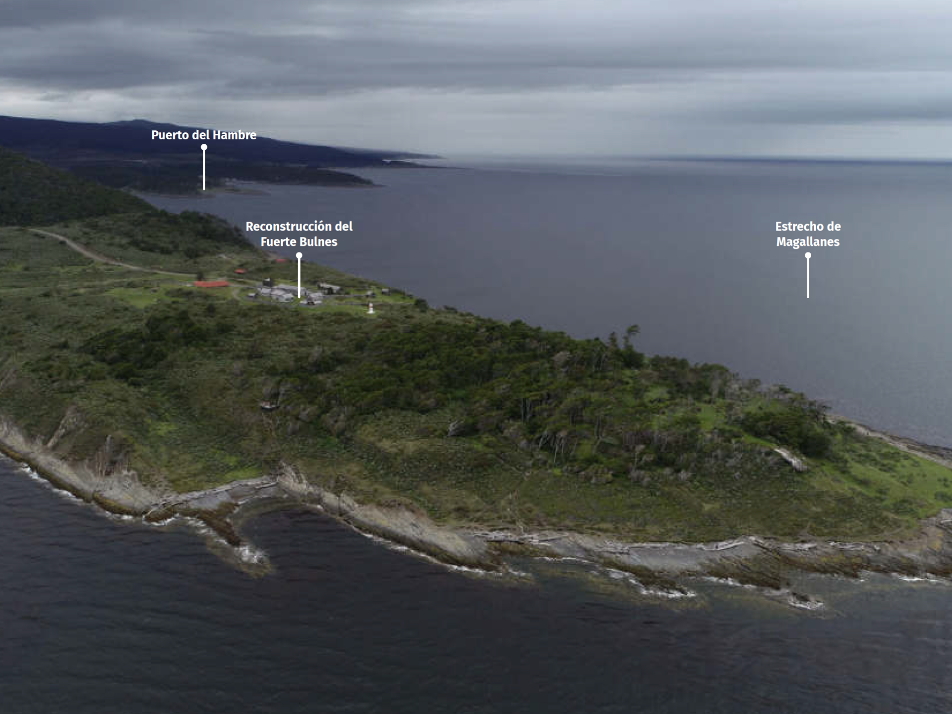 Puerto del Hambre se emplaza al norte de la península de Santa Ana, en la ribera continental del estrecho de Magallanes.