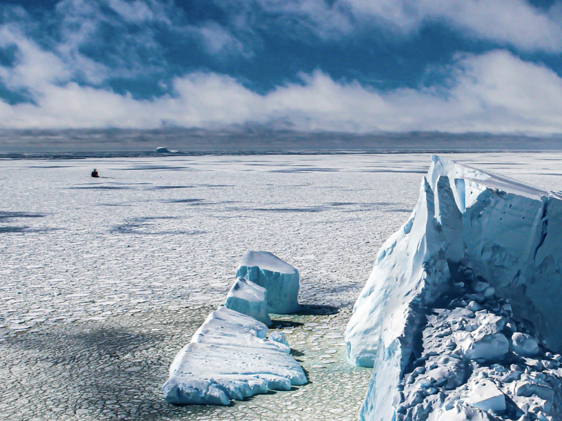 Castillo de hielo en mar de Bellingshausen (2021). Imagen captada por Gonzalo Bertolloto Quintana