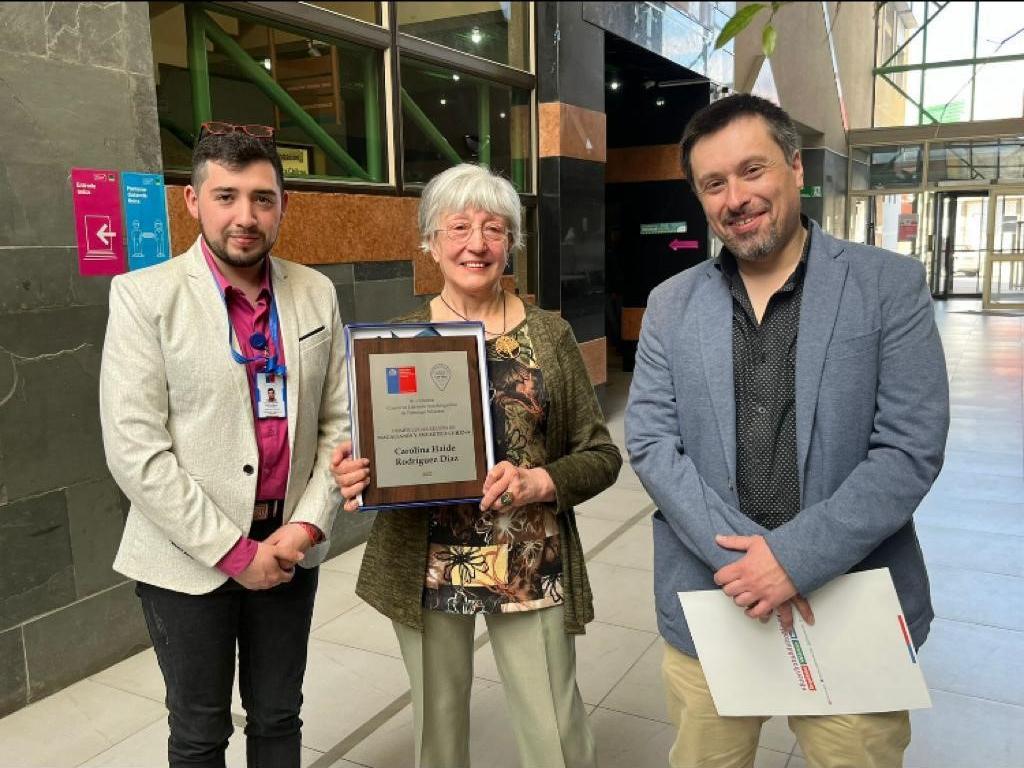 Premiación del Concurso Literario Autobiográfico del año 2022, el Coordinador Regional de SENAMA, Nicolás Soto Cárdenas; Relato Regional Ganador de la sra. Carolina Rodríguez Díaz; Seremi de Desarrollo Social y Familia, Danilo Mimica Mansilla.