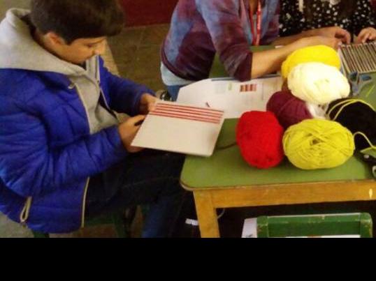 Niños jugando en el piso zócalo