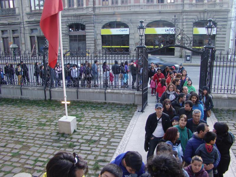 Usuarios en el acceso principal del Museo