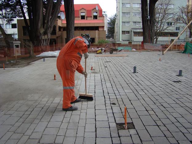 Trabajos de pórfido en patio del museo.