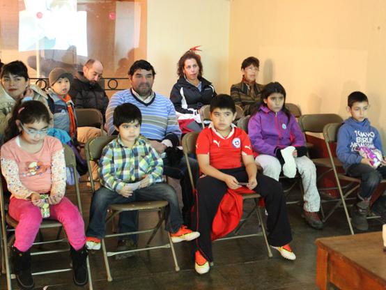 Niños disfrutando de la película Papelucho y el Marciano